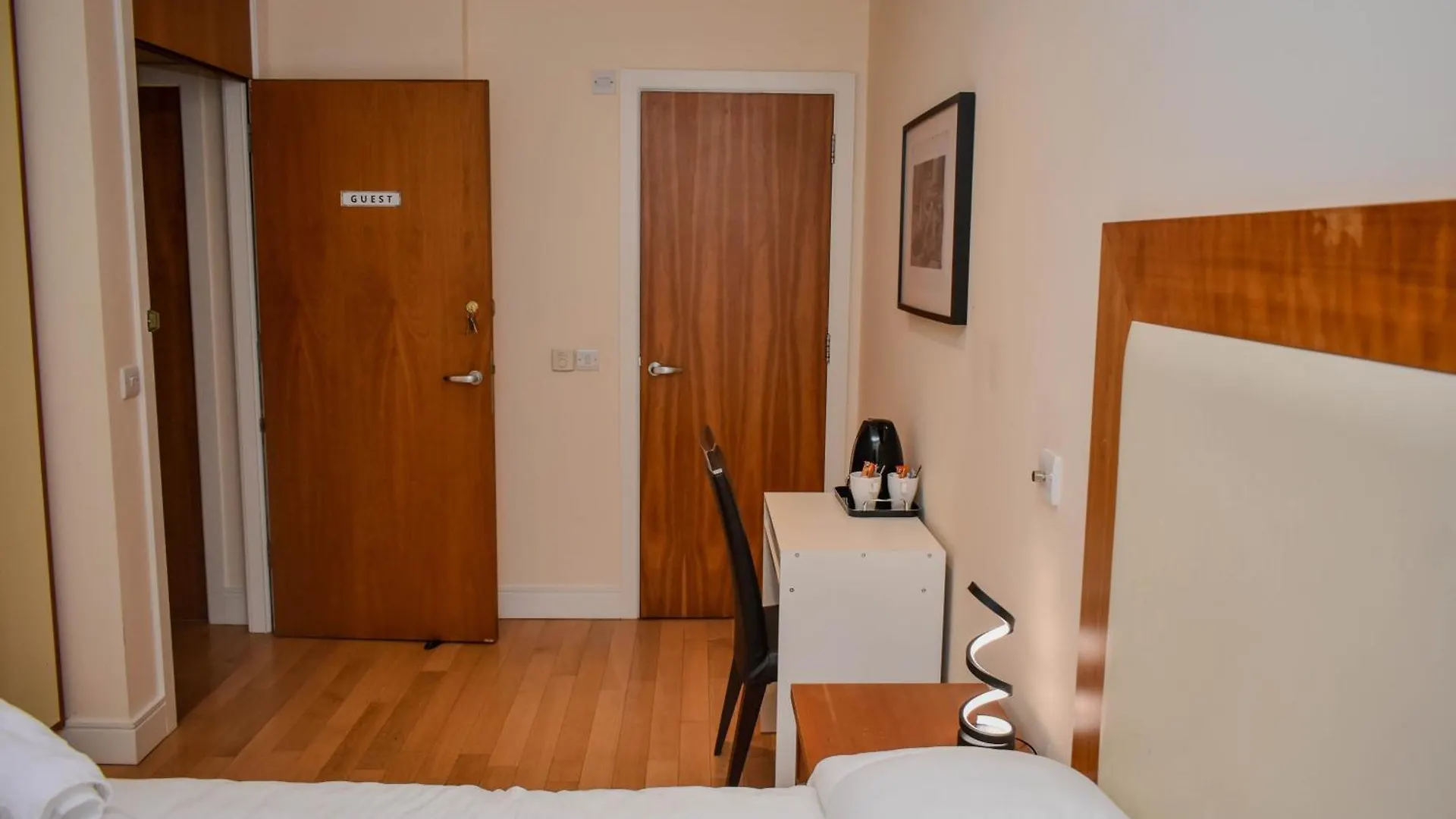 Black Or White En Suite Dublin 0*,  Ireland
